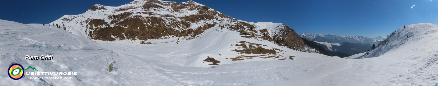 21 Sguardo alla Baita Casera, al sovrastante Triomen a sx  e ai dossi panoramici  a dx che vado a salire .jpg